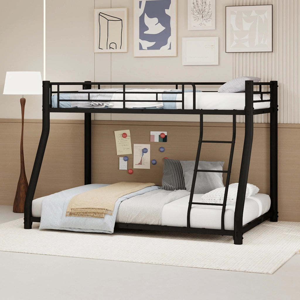 Letto a castello due livelli 90 × 190 e 140 × 190 cm con scala e sponde in ferro nero