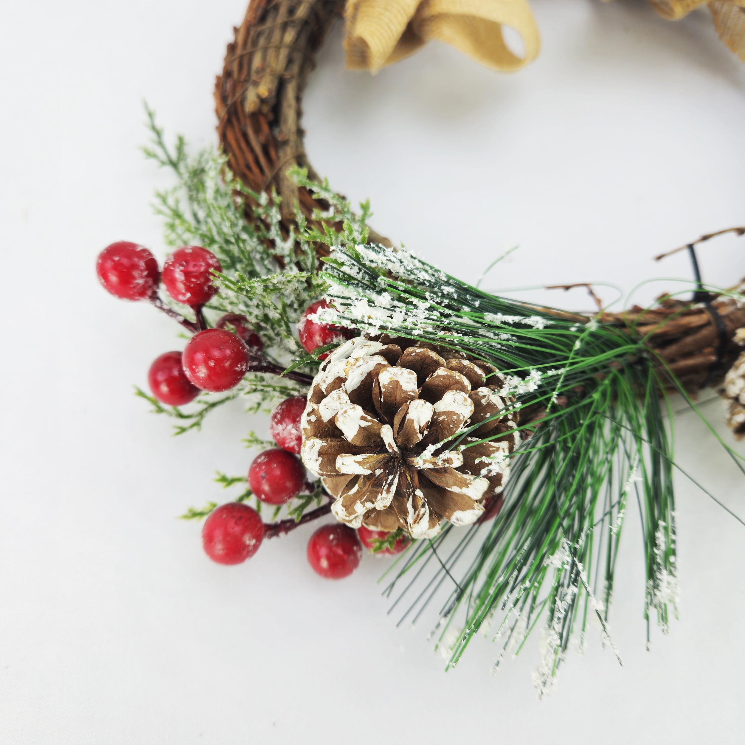 Ghirlanda natalizia con bacche e pigne cm 30