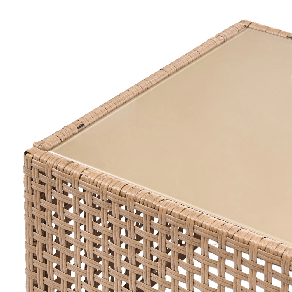 Divano da esterno con tavolino in rattan PE beige chiaro a 2 posti con struttura in metallo cuscini per seduta e schienale piano in vetro stile moderno