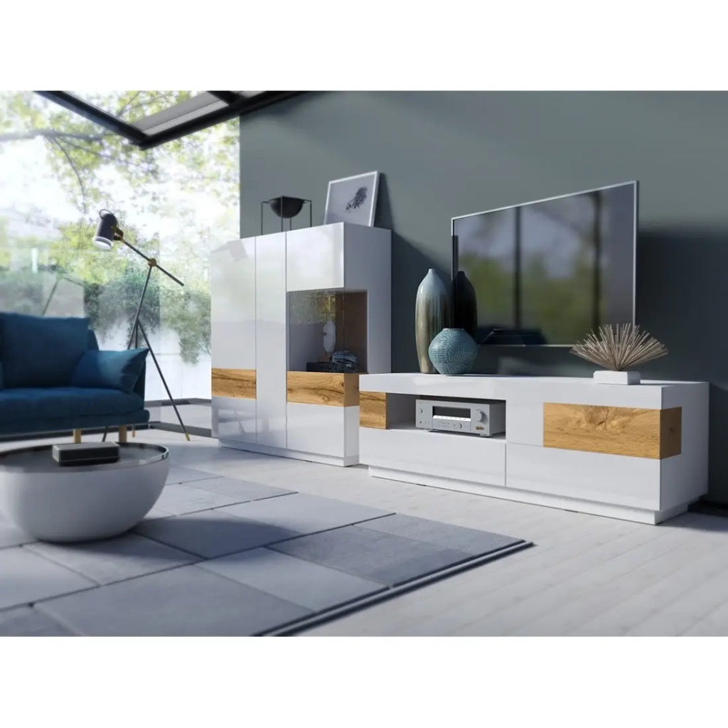 Credenza alta KILES a tre ante. Colori bianco e rovere. Stile design.