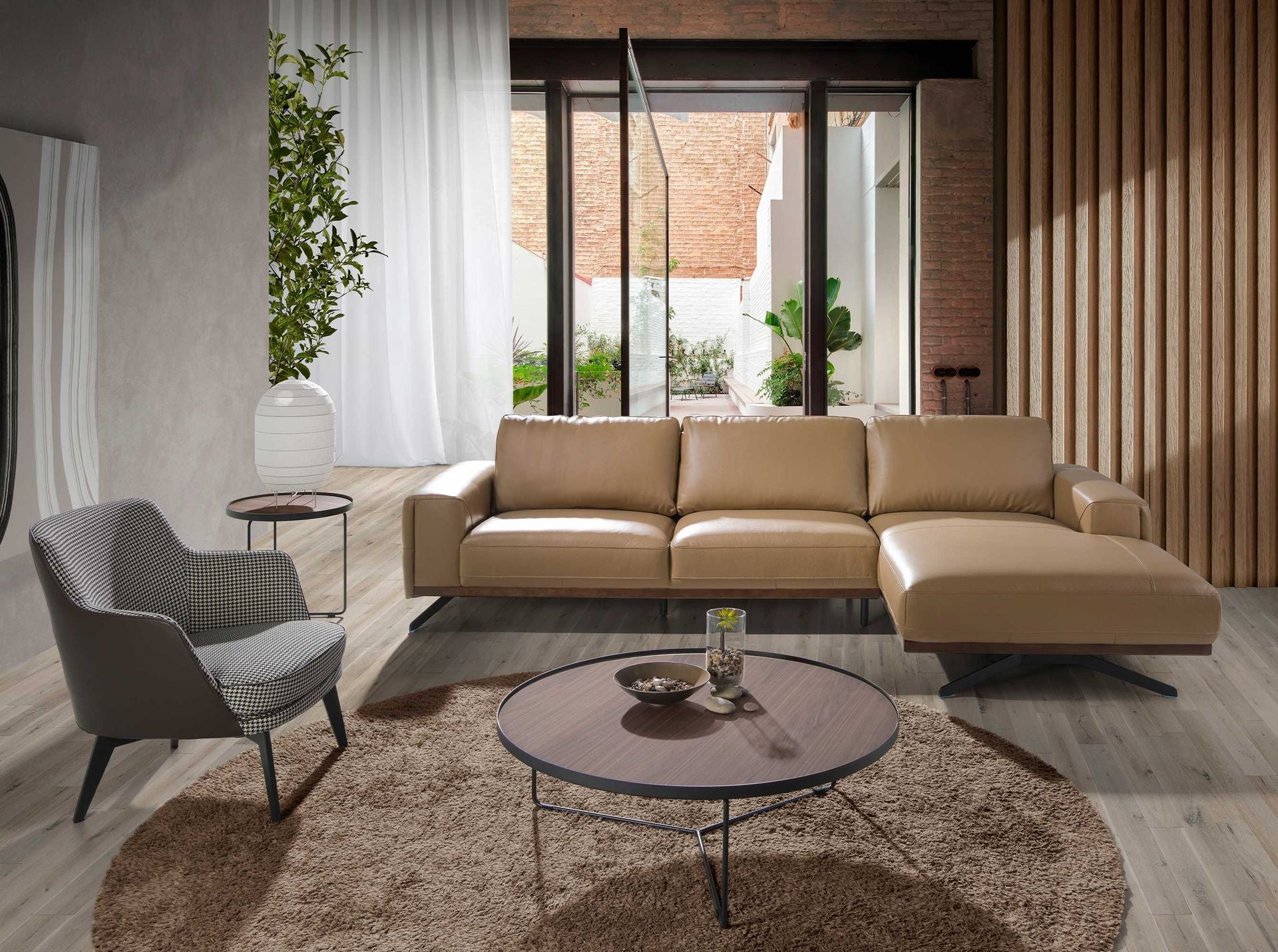 Tavolo angolare rotondo in noce e acciaio nero