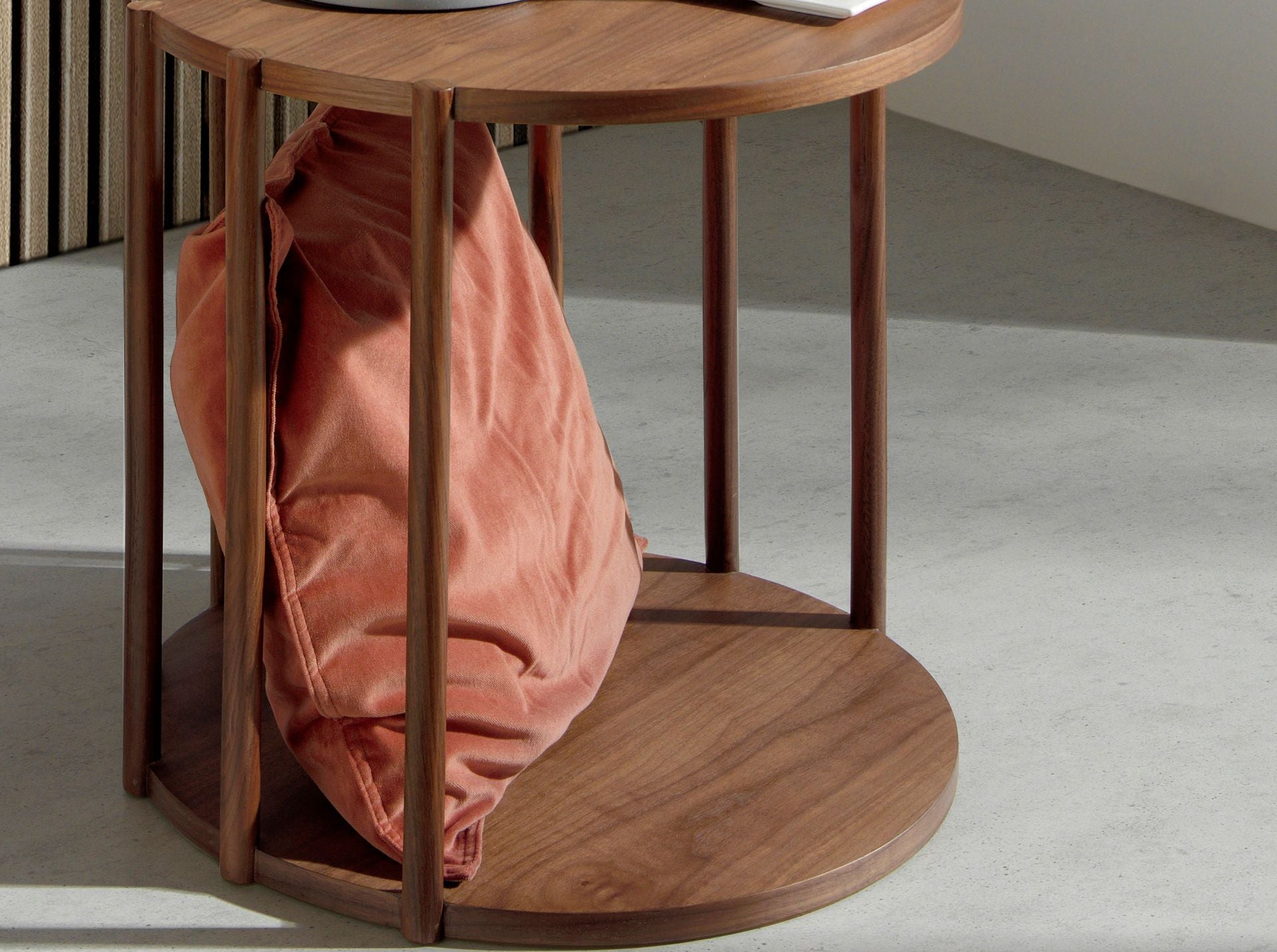 Tavolo angolare rotondo in noce