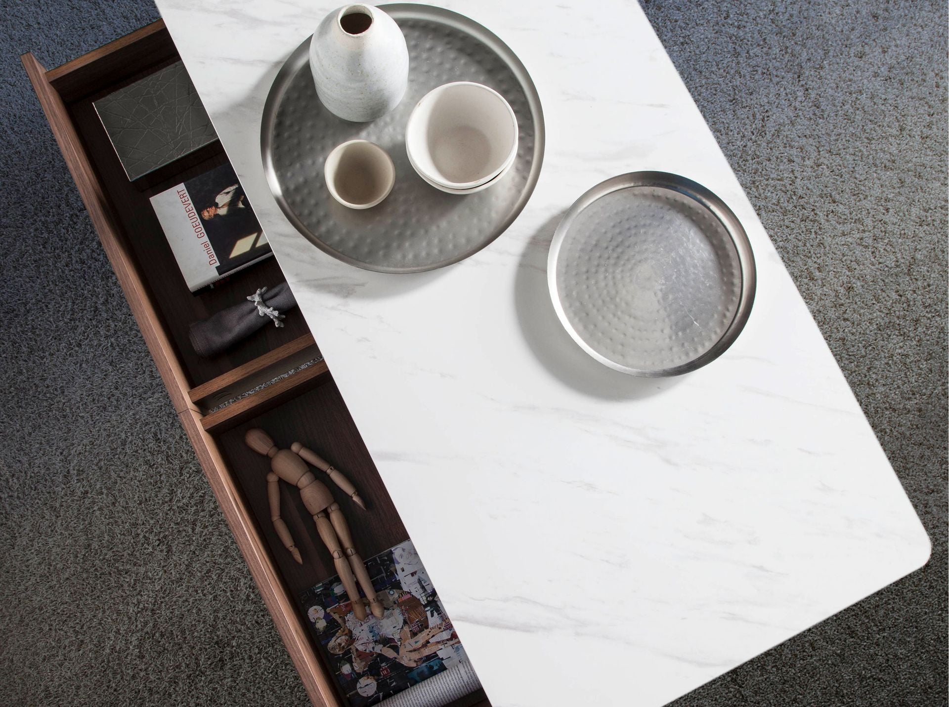 Tavolino rettangolare in marmo porcellanato e noce