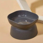 Cassetto per gatti classico con protezione della gola e sicurezza di inclinazione, collo largo e gambe alte in plastica nera.