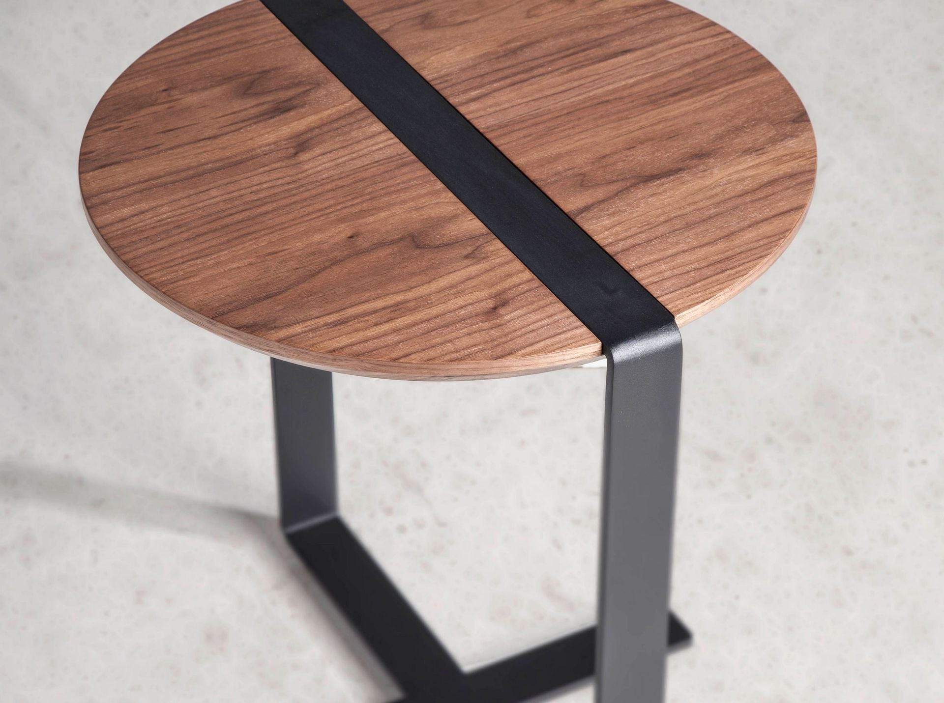 Tavolo angolare rotondo in noce e acciaio nero