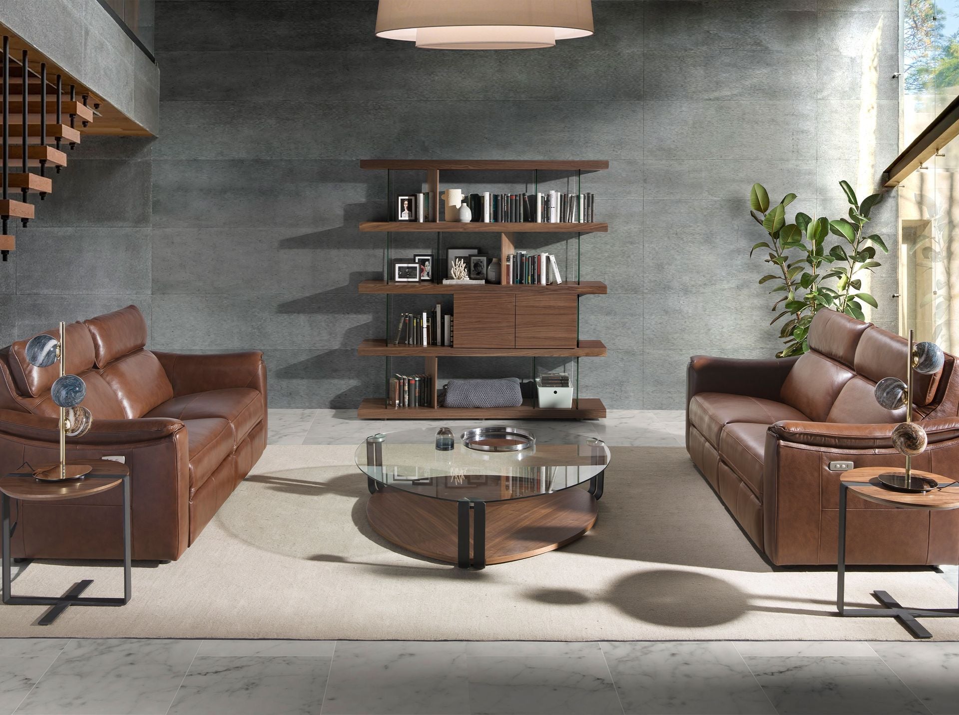 Tavolino triangolare in vetro temperato, acciaio nero e noce