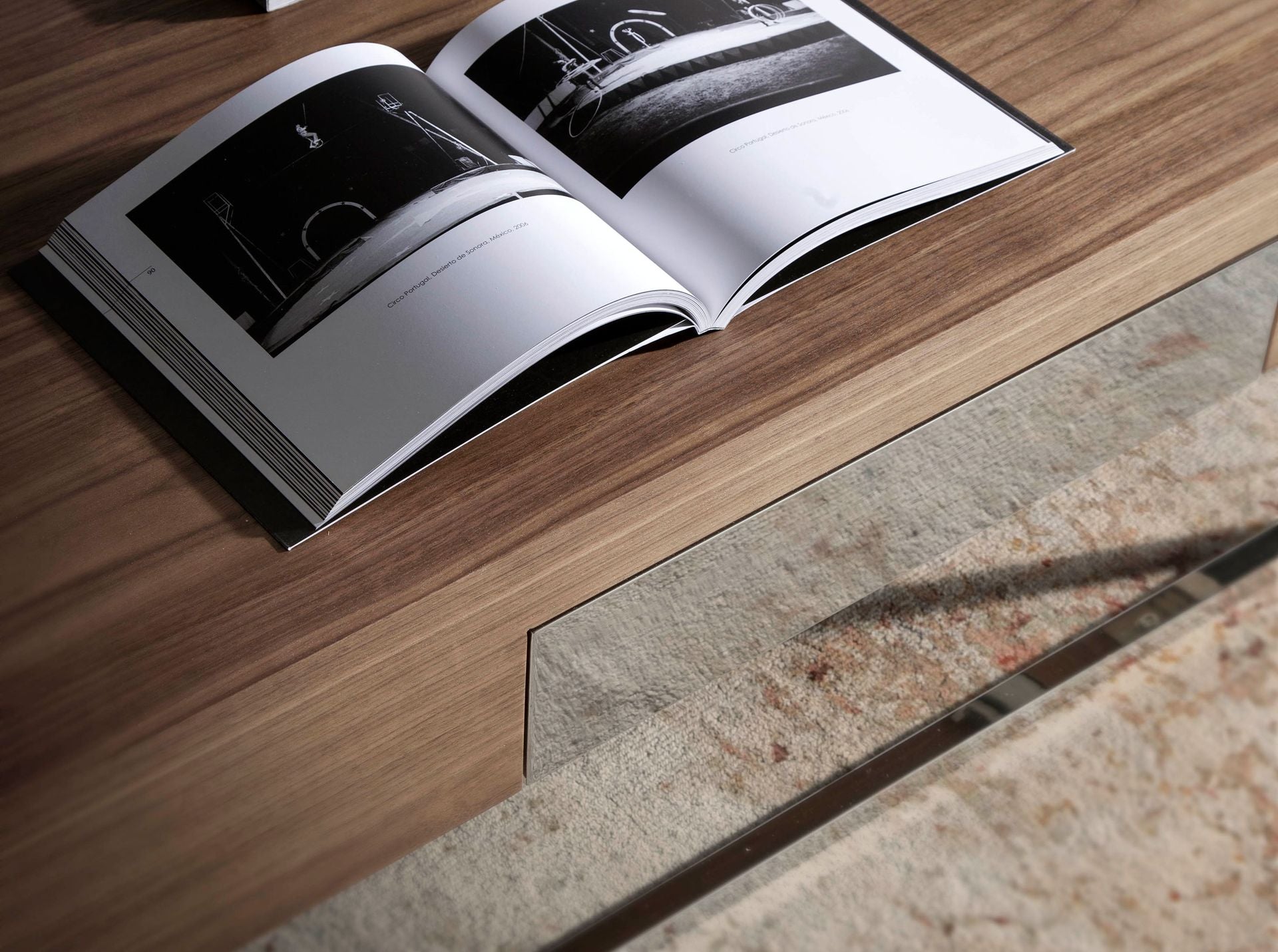 Tavolino rettangolare in noce e acciaio cromato