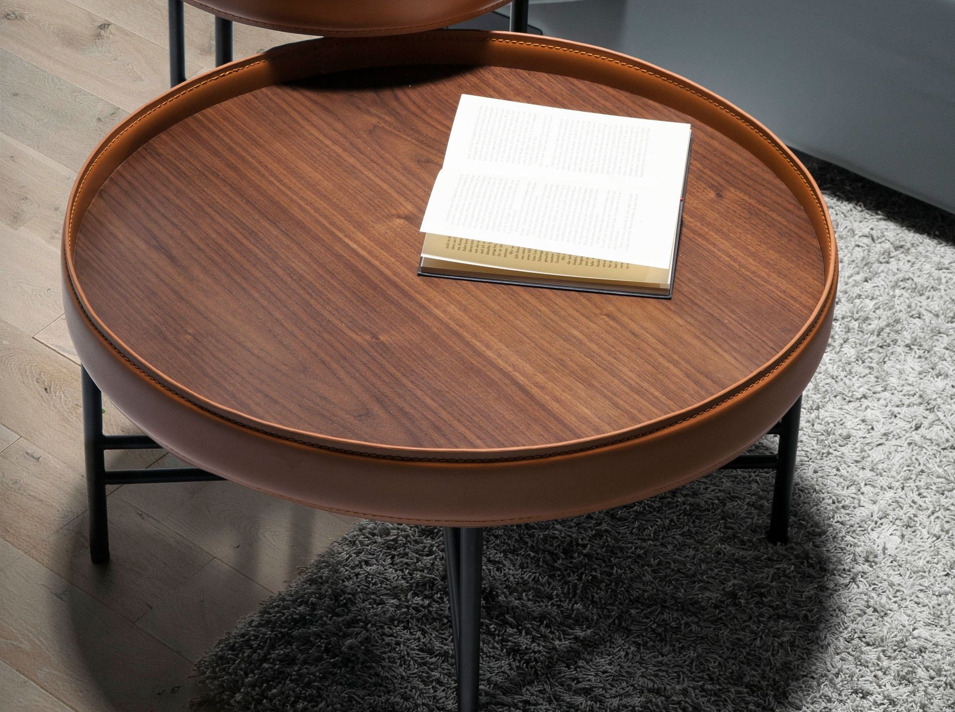 Tavolino rotondo in similpelle, noce e acciaio nero