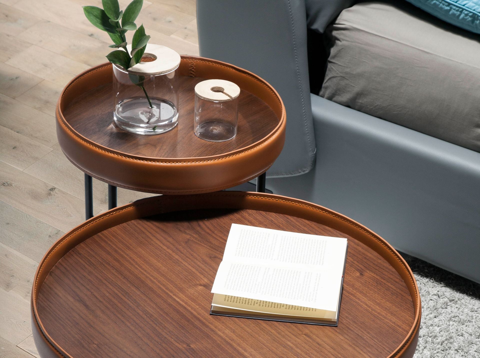 Tavolo angolare rotondo in ecopelle, noce e acciaio nero