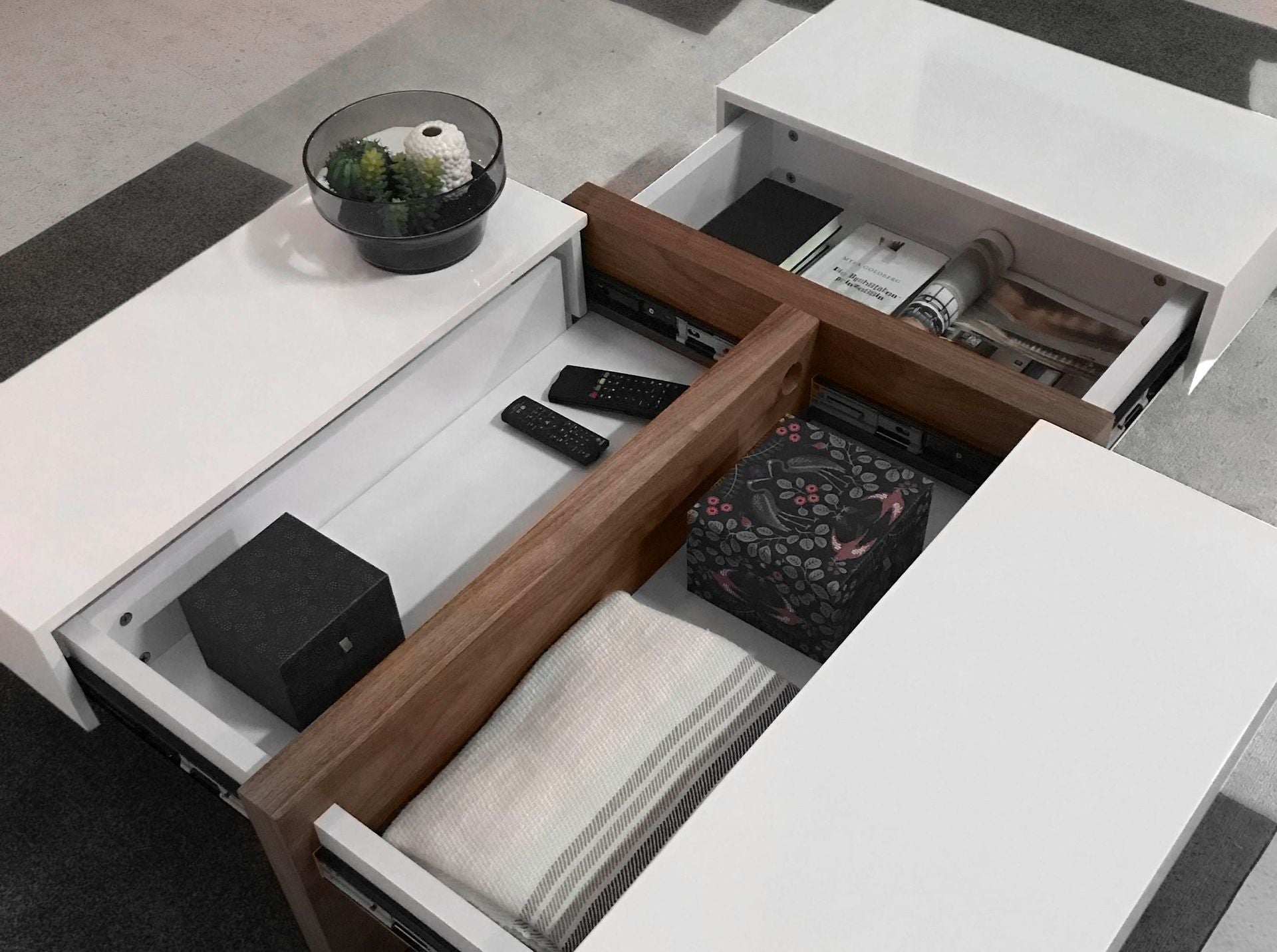 Tavolino rettangolare in legno bianco e noce