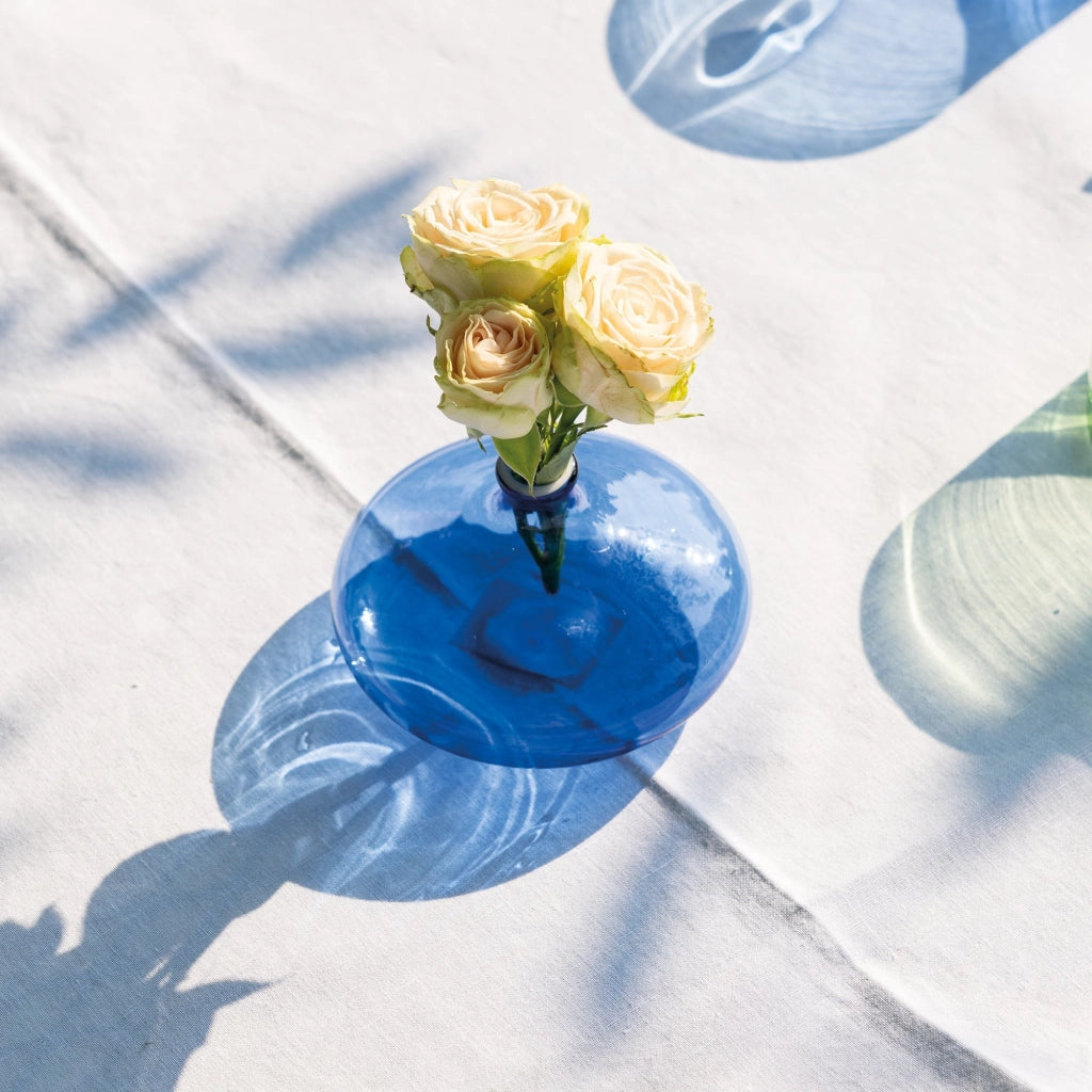 Vasetto Un Fiore in vetro borosilicato soffiato a mano, design elegante bluino, capacità 19 cl, ideale come complemento d'arredo decorativo per casa
