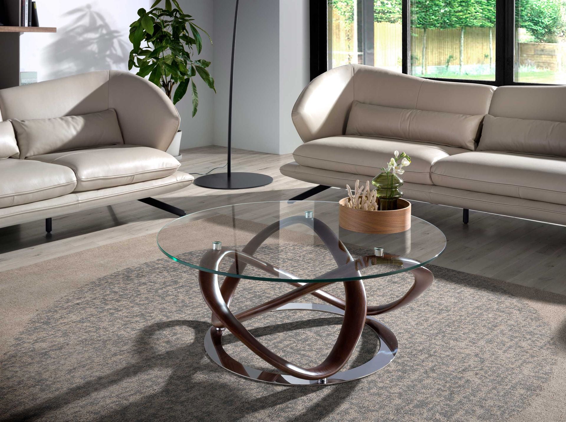 Tavolino rotondo in vetro temperato, noce e acciaio cromato