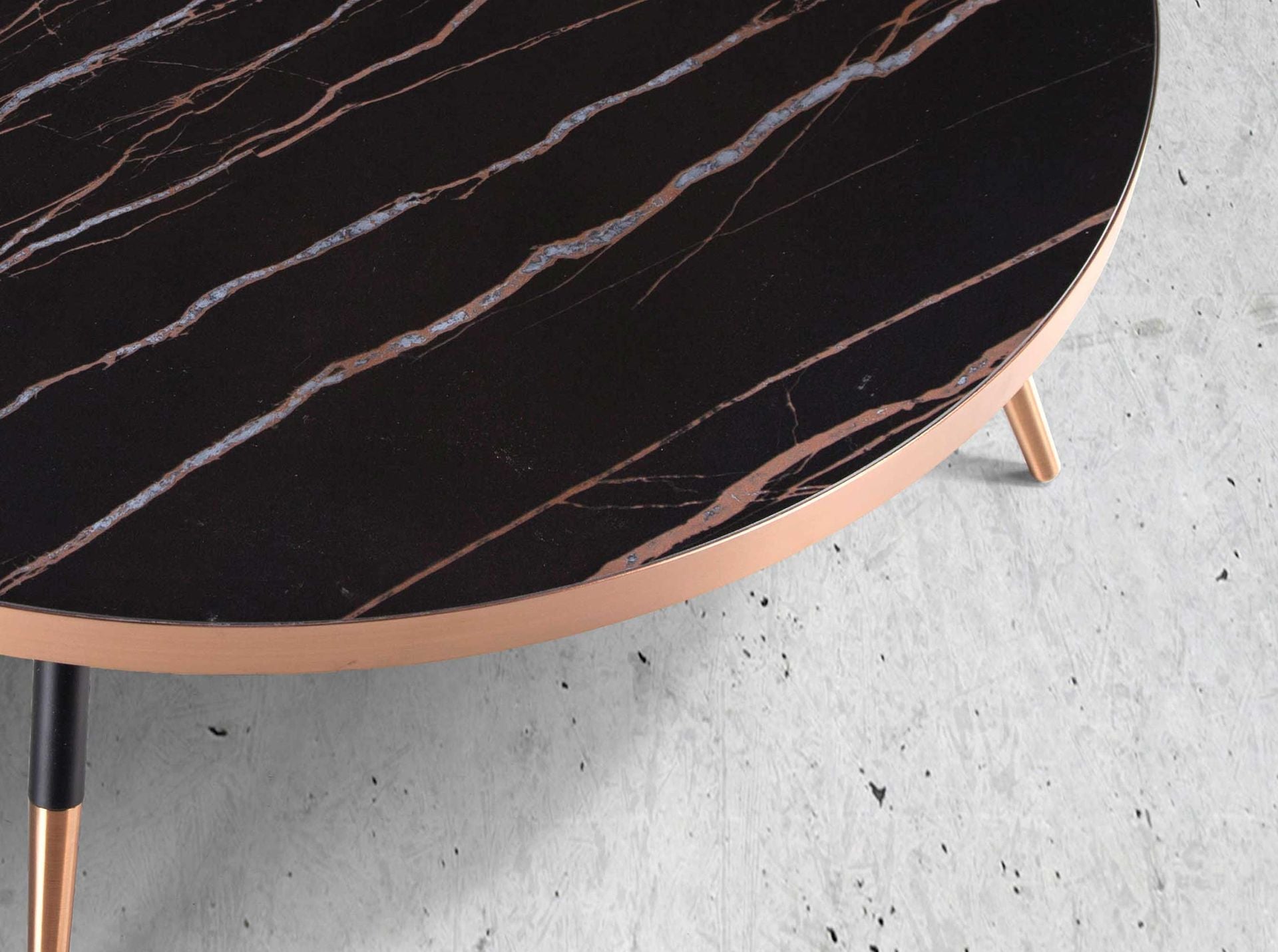 Tavolino rotondo in marmo porcellanato e acciaio nero