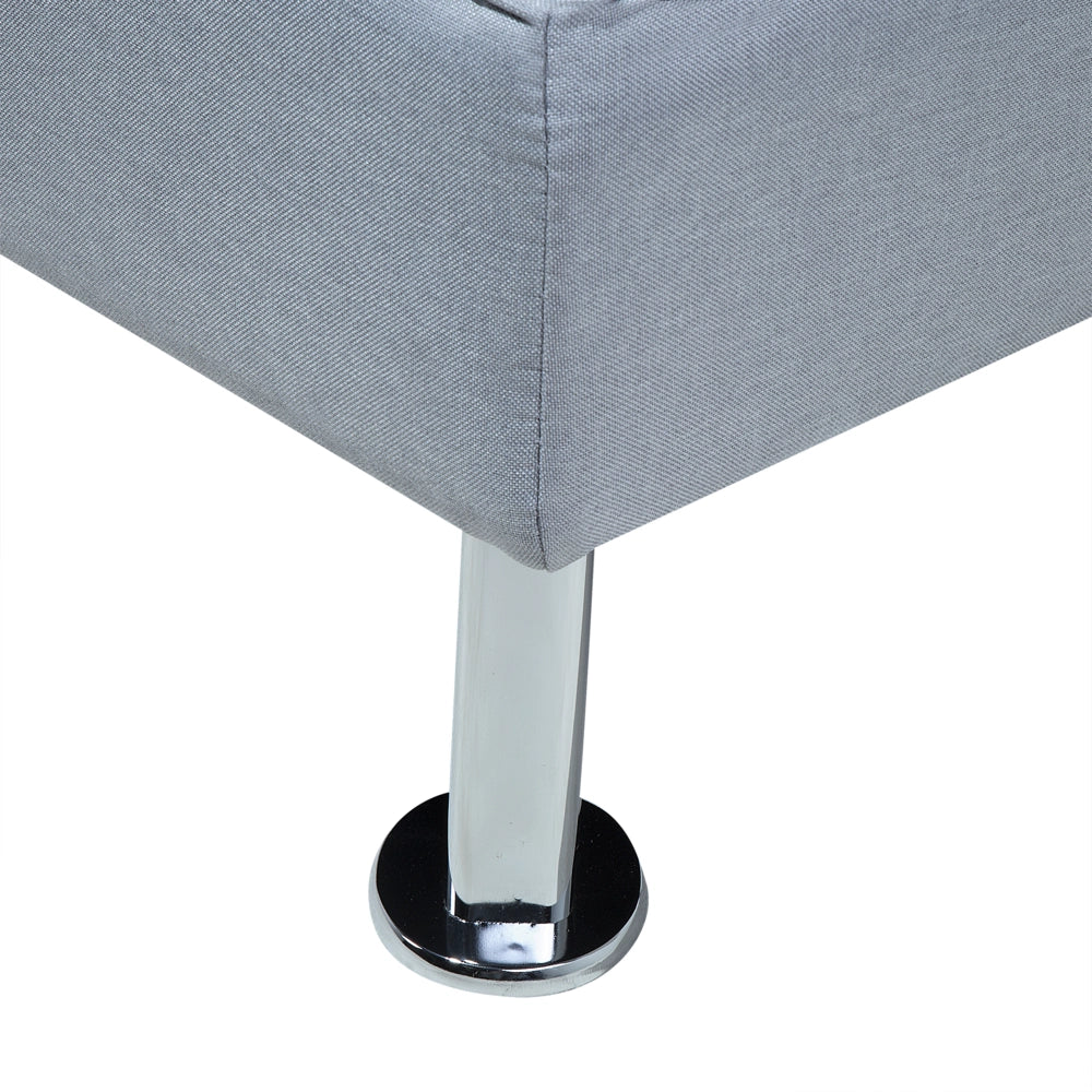 Divano letto a 3 posti moderno in tessuto di colore grigio chiaro salotto elegante stile moderno