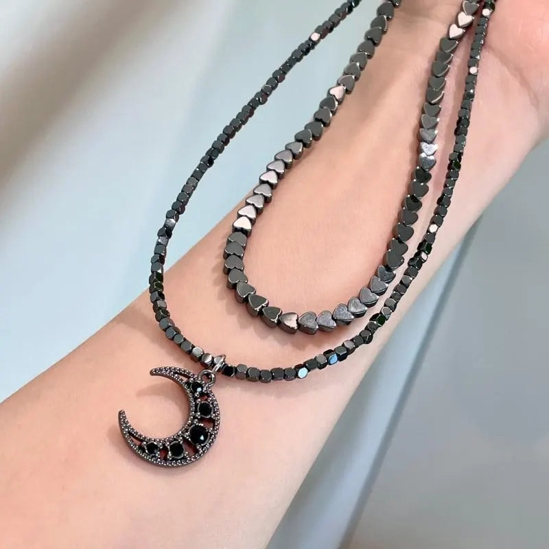 Collana fatta a mano con stelle e luna, perline scure sovrapposte, regalo di Natale o di compleanno.