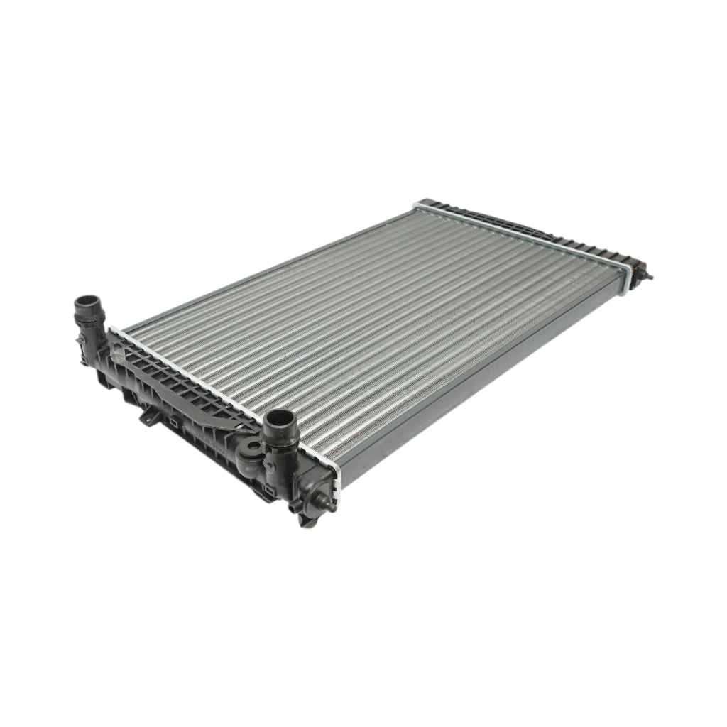 Radiatore raffreddamento acqua motore – Audi, Skoda, VW (motori 1.6 – 2.3 L) Dimensioni: 396 × 635 × 32 mm Codici OEM compatibili: 8D0121251AJ, 8D0121251AT, 8D0121251BJ, 8D0121251Q, 58259, 1924001977