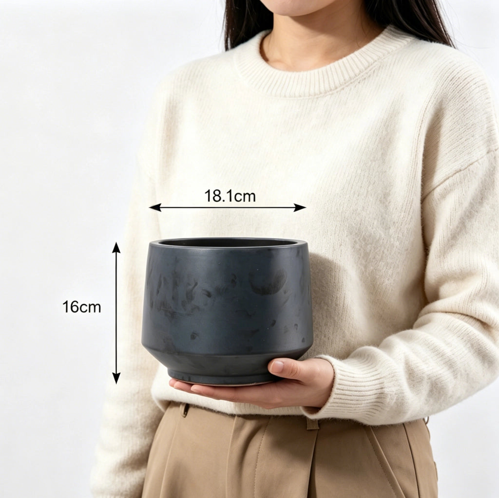 Fioriera in ceramica fatta a mano finitura opaca nera con fori di drenaggio per interni e balcone Ø 22 cm