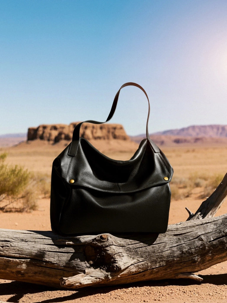 Borsa a tracolla da donna in vera pelle, nera, con manico superiore.