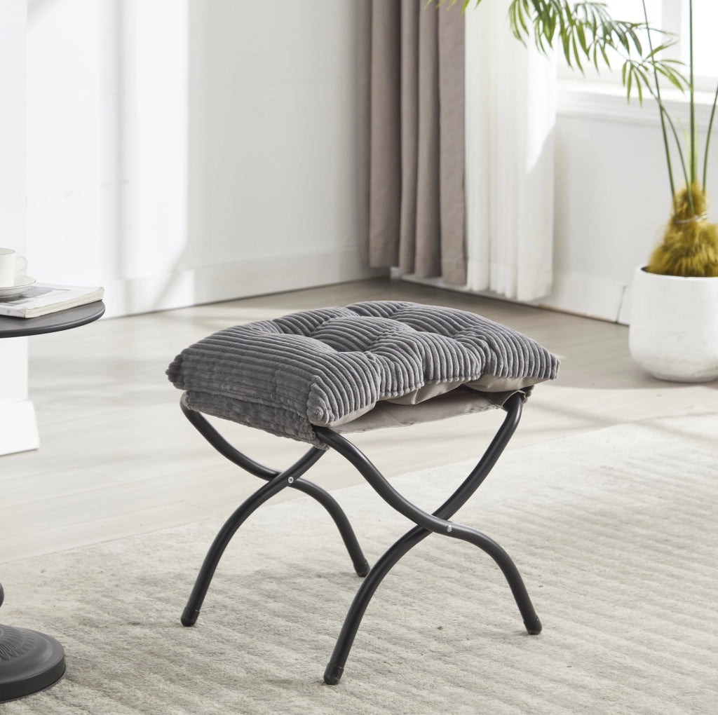 Poltrona lounge grigia con pouf e tasca laterale