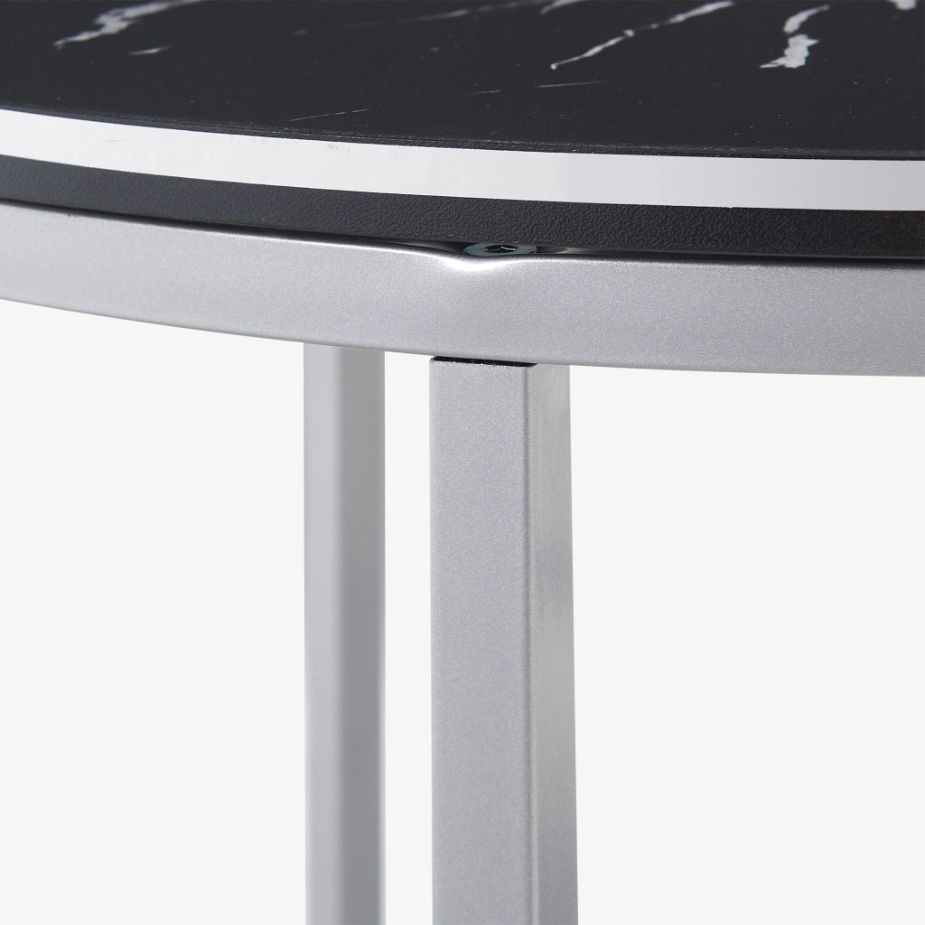 Set Skagen 2 Tavolini Sovrapponibili con Piani Rotondi e Telaio in Metallo - Effetto Marmo Nero / Argentato [en.casa]