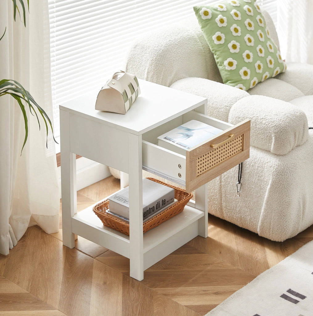 Comodino in MDF con finitura effetto rattan naturale e bianco
