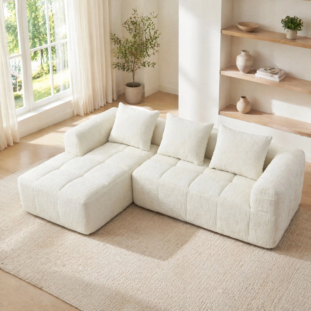 Divano modulare a L in chenille beige con chaise longue, 3 cuscini e tasche laterali