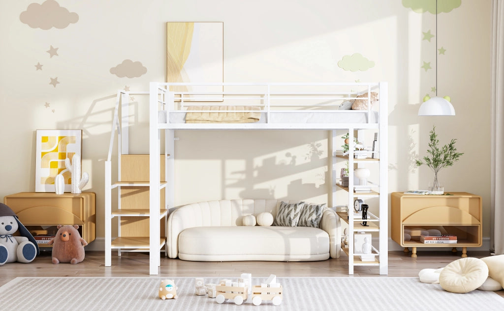 Letto a soppalco 140x200 cm in metallo bianco con scala contenitore, armadietto e ripiani, struttura salvaspazio