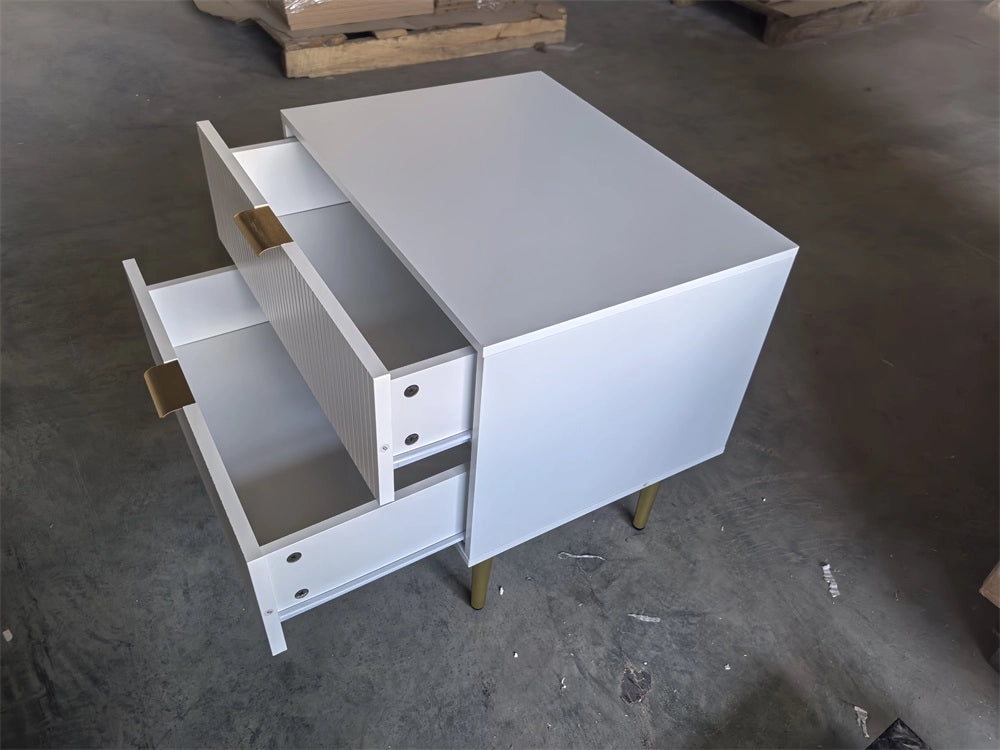 Comodino bianco moderno con 2 cassetti e dettagli in metallo, design a scanalature verticali, 1 pezzo
