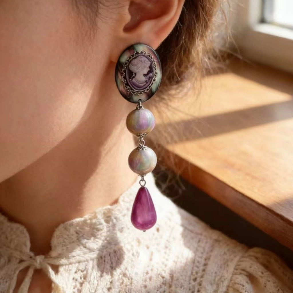 Orecchini a perno con perle barocche viola vibranti, design retr¨° di nicchia, orecchini a testa con perle scintillanti, orecchini a goccia