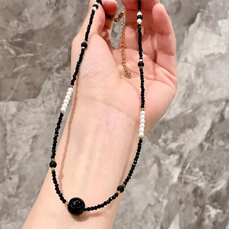 Collana fatta a mano con perle e cristalli neri, regalo di Natale o compleanno.