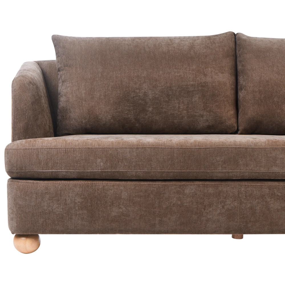 Divano a 2 posti rivestito in ciniglia marrone con gambe rotonde in legno e braccioli per soggiorno angolo lettura stile moderno minimalista