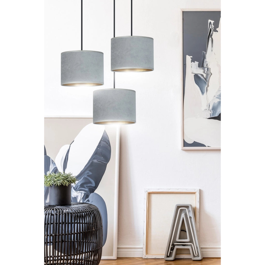 Lampada a sospensione Hilde in acciaio nero e velluto grigio