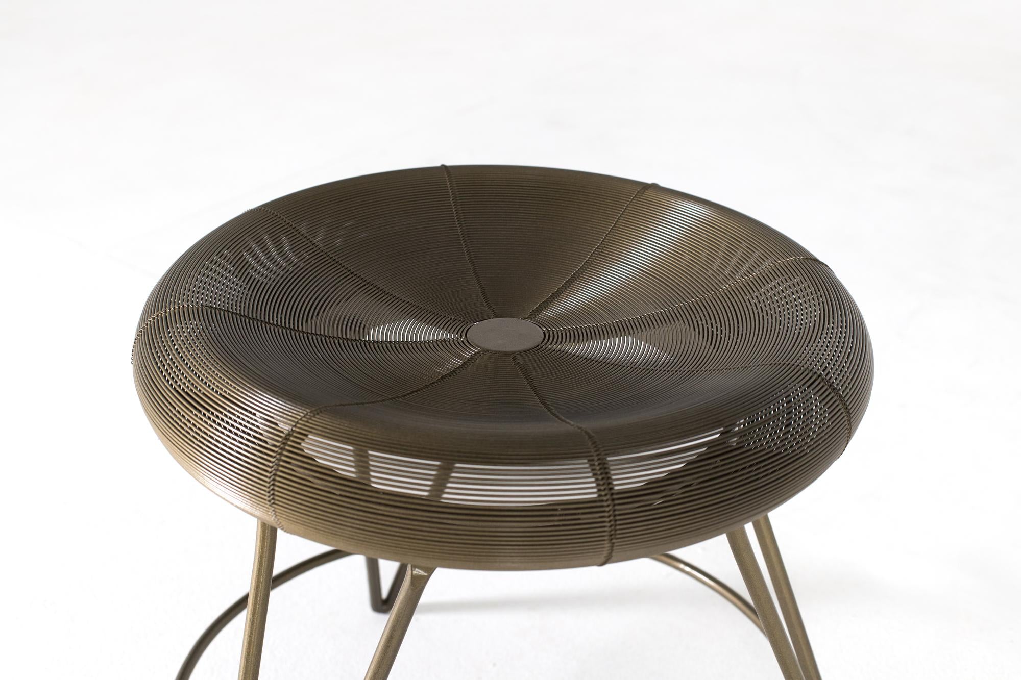 Sgabello basso in metallo in stile industriale