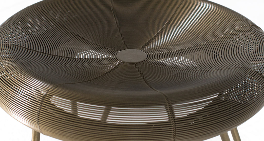 Sgabello basso in metallo in stile industriale