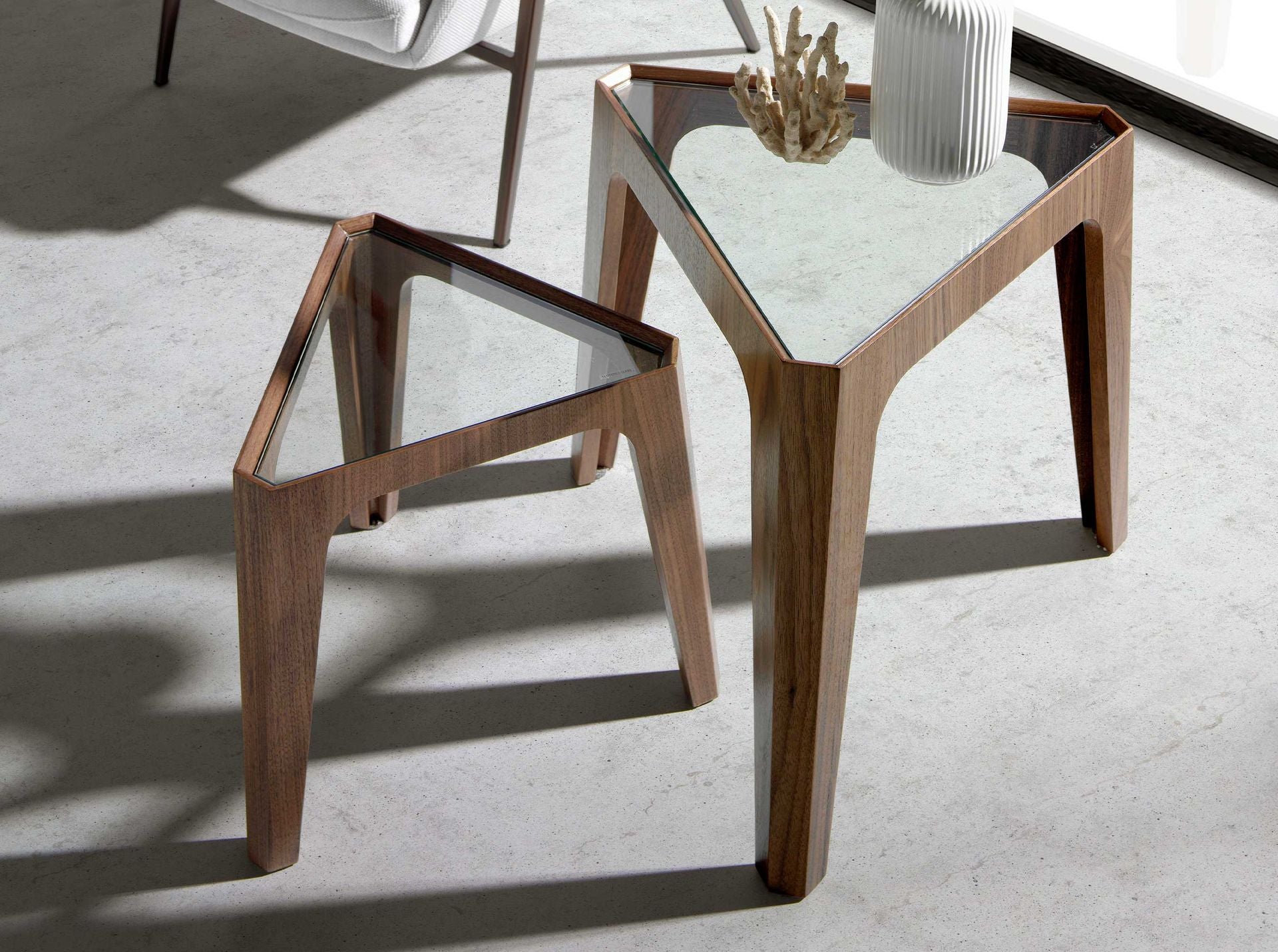 Tavolo angolare triangolare in vetro temperato e noce
