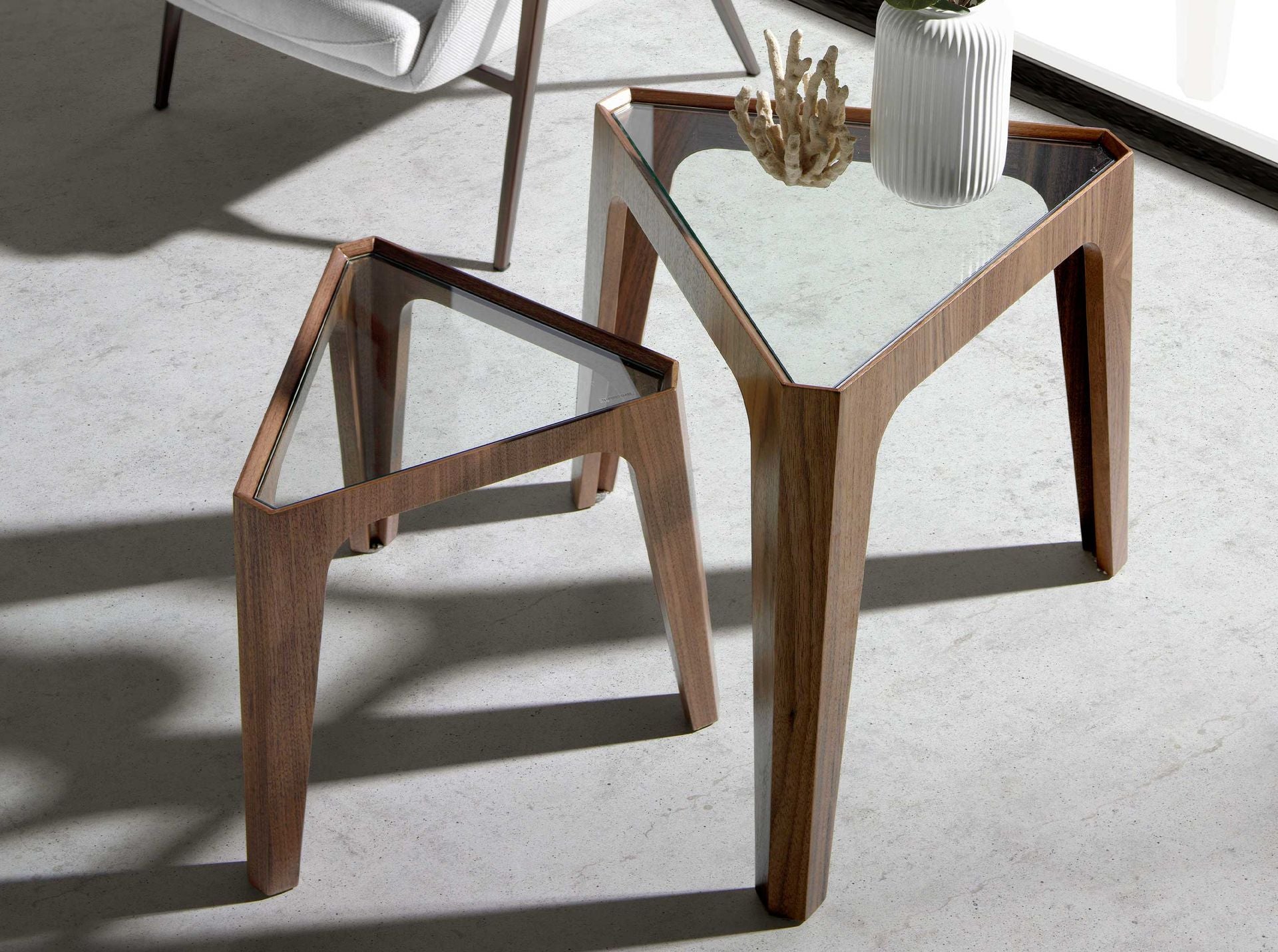 Tavolo angolare triangolare in vetro temperato e noce