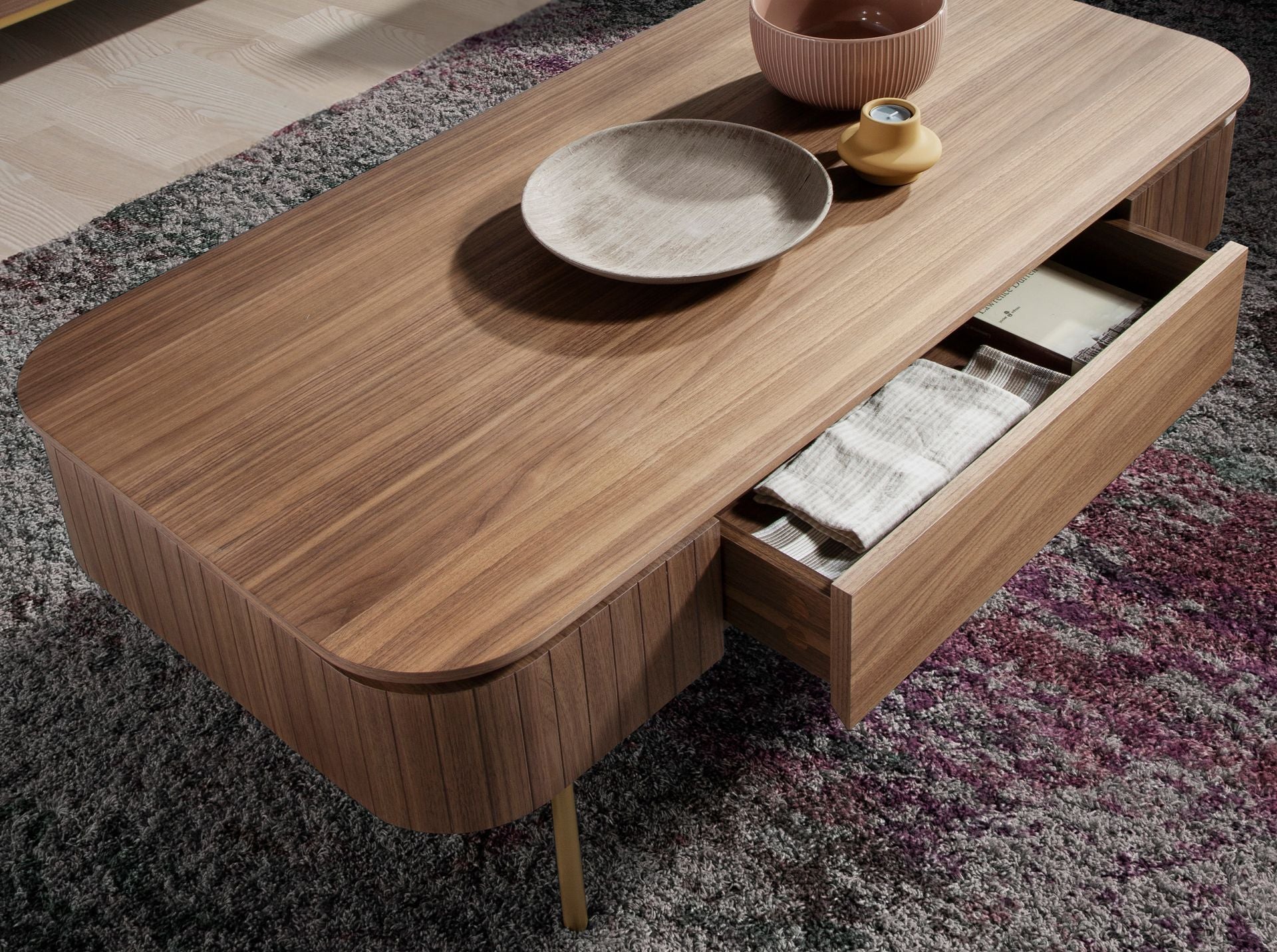 Tavolino rettangolare in noce e acciaio lucidato oro