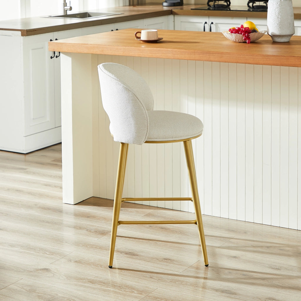 Sgabello da bar in tessuto chenille con schienale traforato e poggiapiedi, struttura in metallo beige per cucina