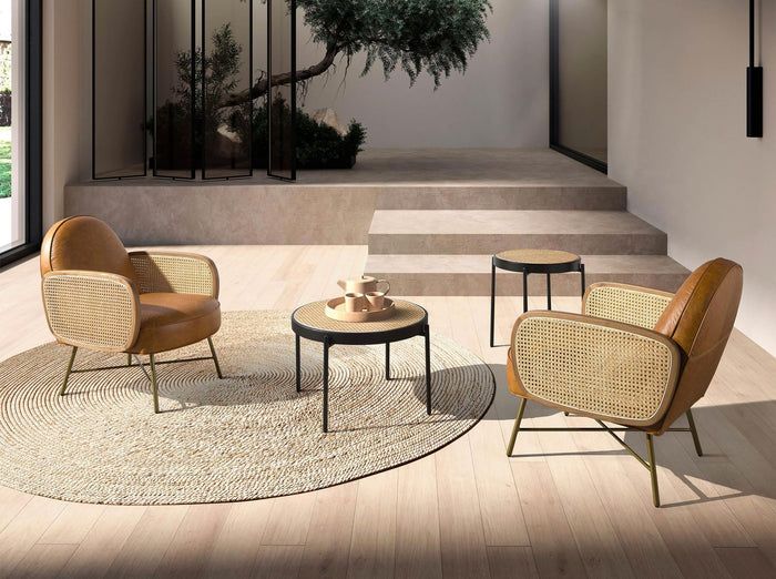 Tavolino rotondo in rattan, legno nero e acciaio nero