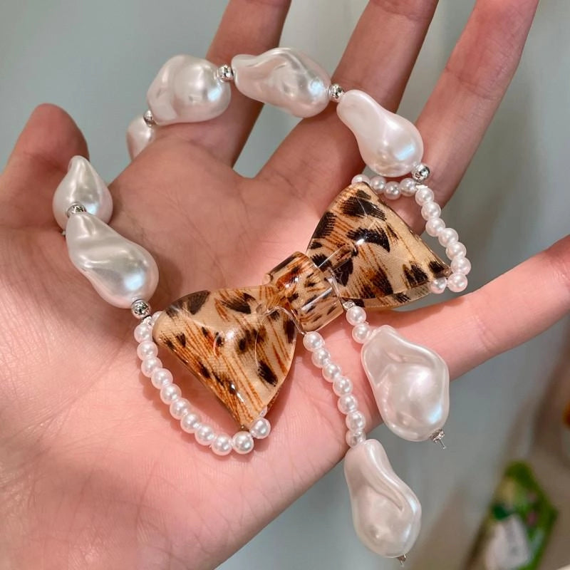 Collana di perle a forma di fiocco fatta a mano, regalo di Natale o di compleanno.