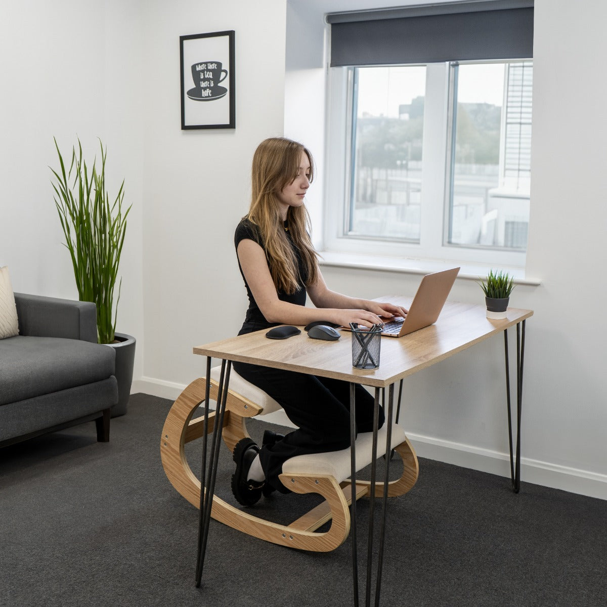 Sedia Ergonomica in Legno Bianca Cuscini Imbottiti da 8cm di Spessore per Ufficio e Casa Base Ortopedica Supporto Schiena e Ginocchia Portata 120kg Poggia Polso per Tastiera e Mouse INCLUSI