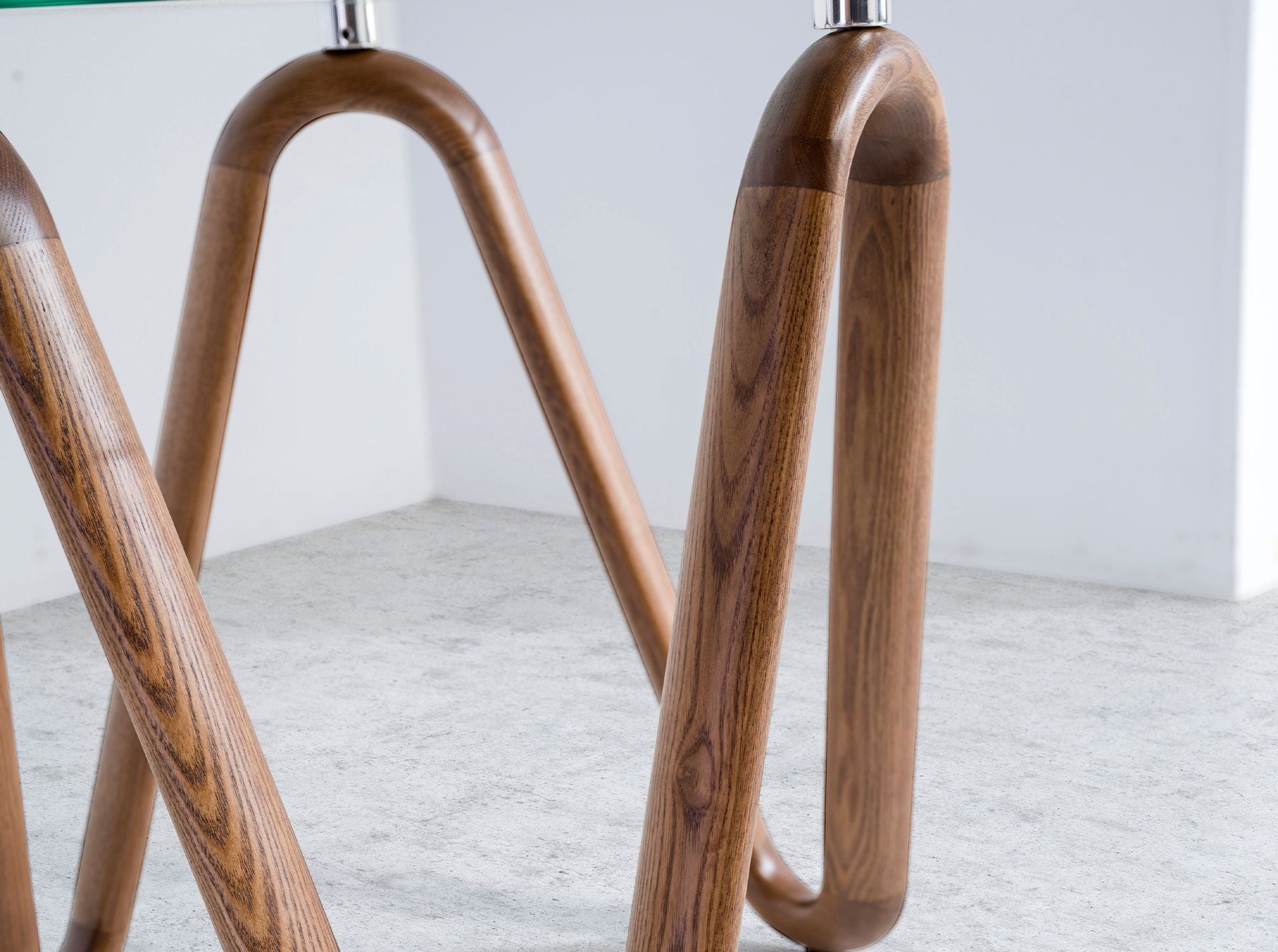 Tavolo angolare rotondo in vetro temperato e noce