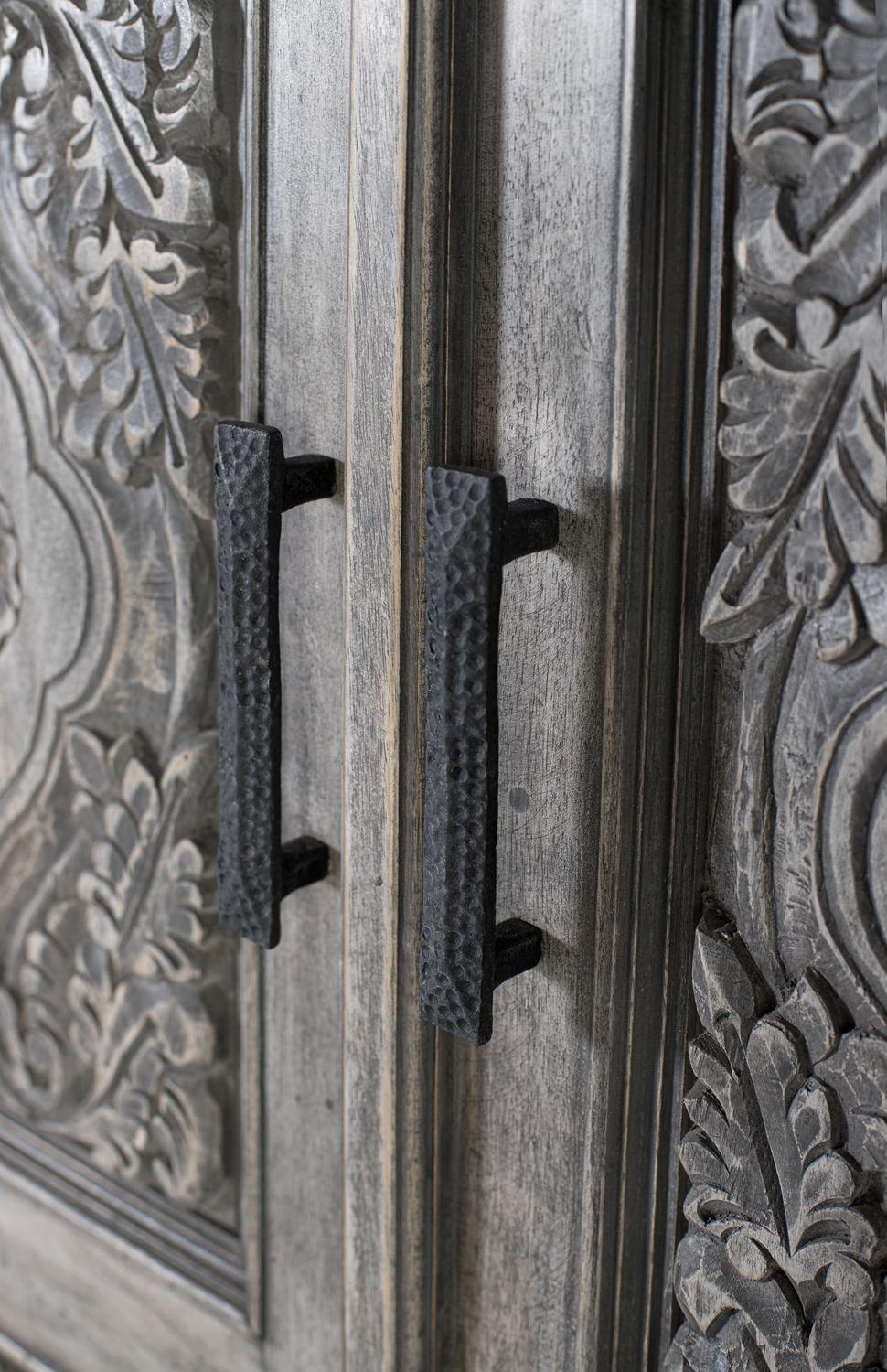 Armadio in legno massello di mango con ampio spazio