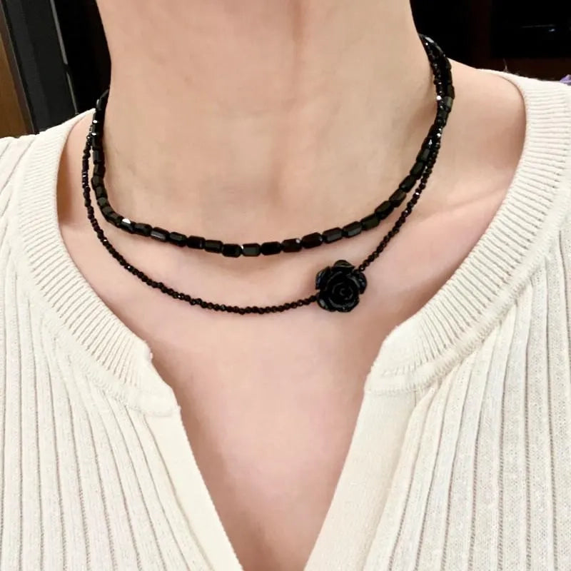 Collana fatta a mano con rosa nera, camelia e perline di cristallo, regalo di Natale o compleanno.