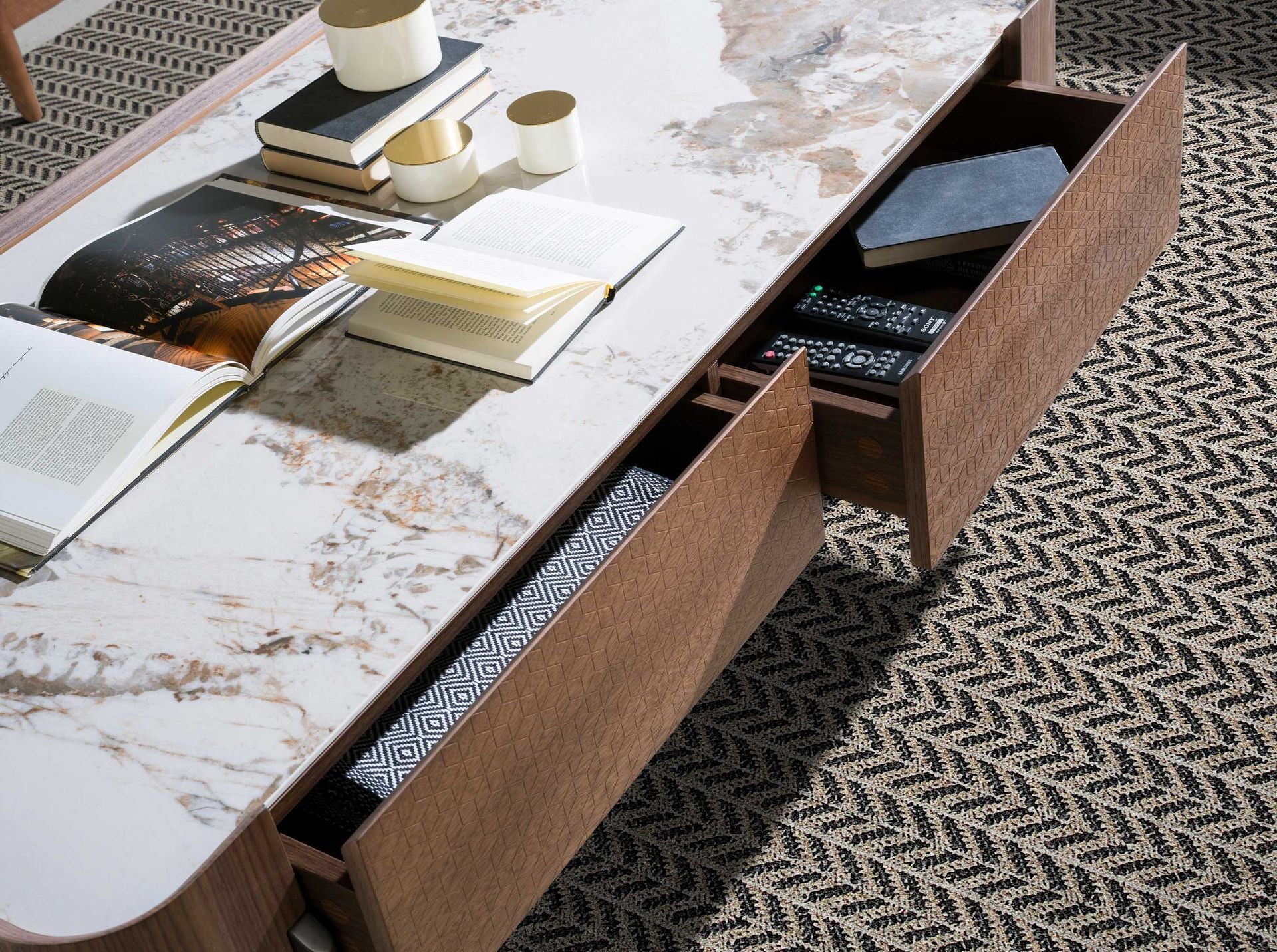 Tavolino rettangolare in marmo porcellanato, noce e acciaio metallizzato scuro