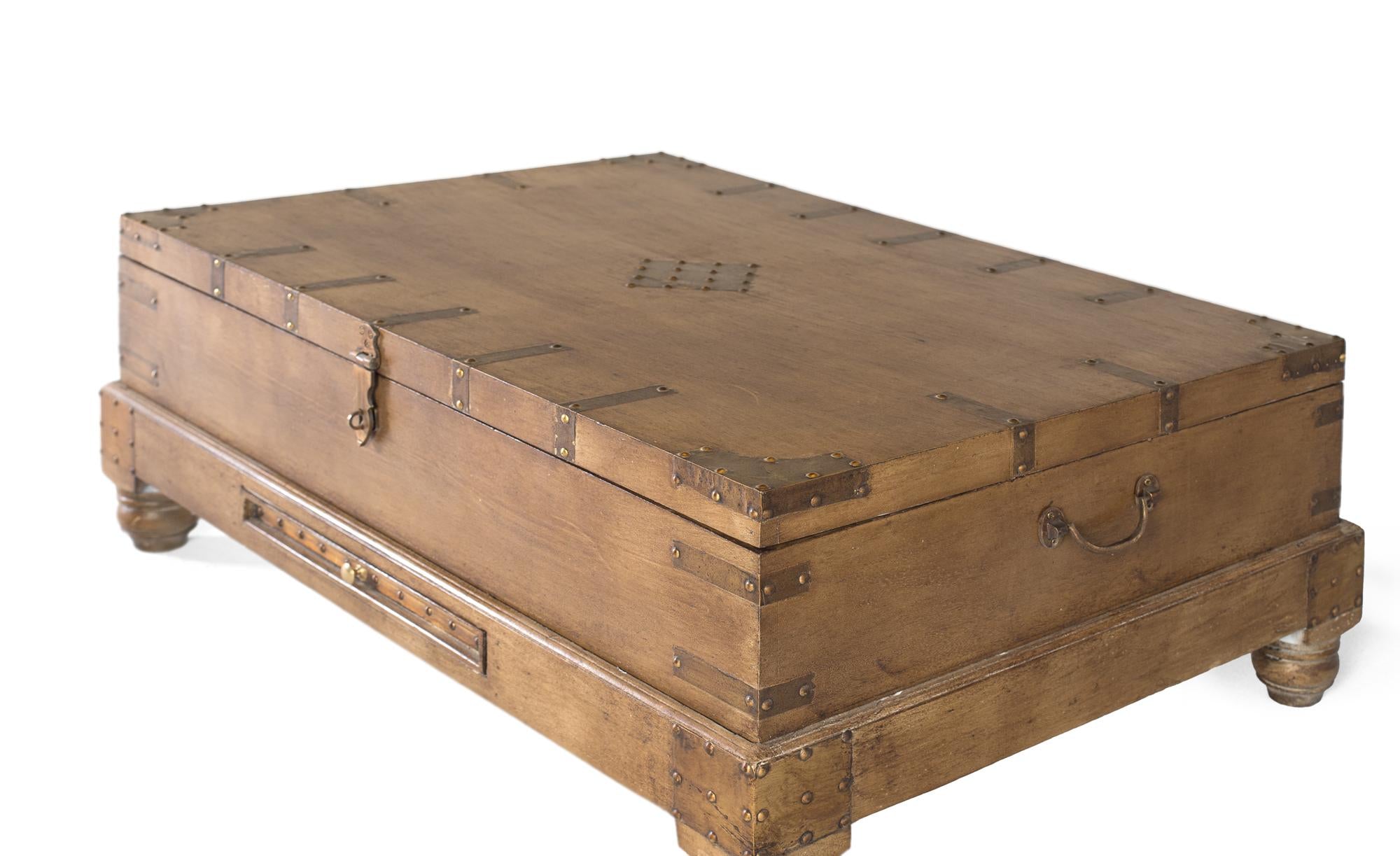 Tavolino da caffè in stile baule in legno di mango