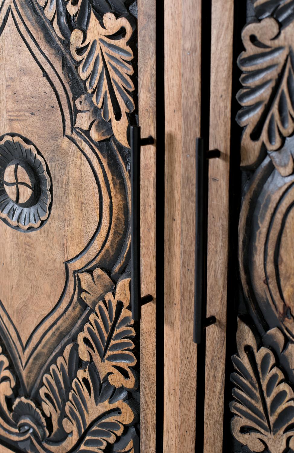 Credenza alta in legno di mango e dettagli dipinti a mano