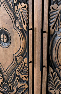 Credenza alta in legno di mango e dettagli dipinti a mano