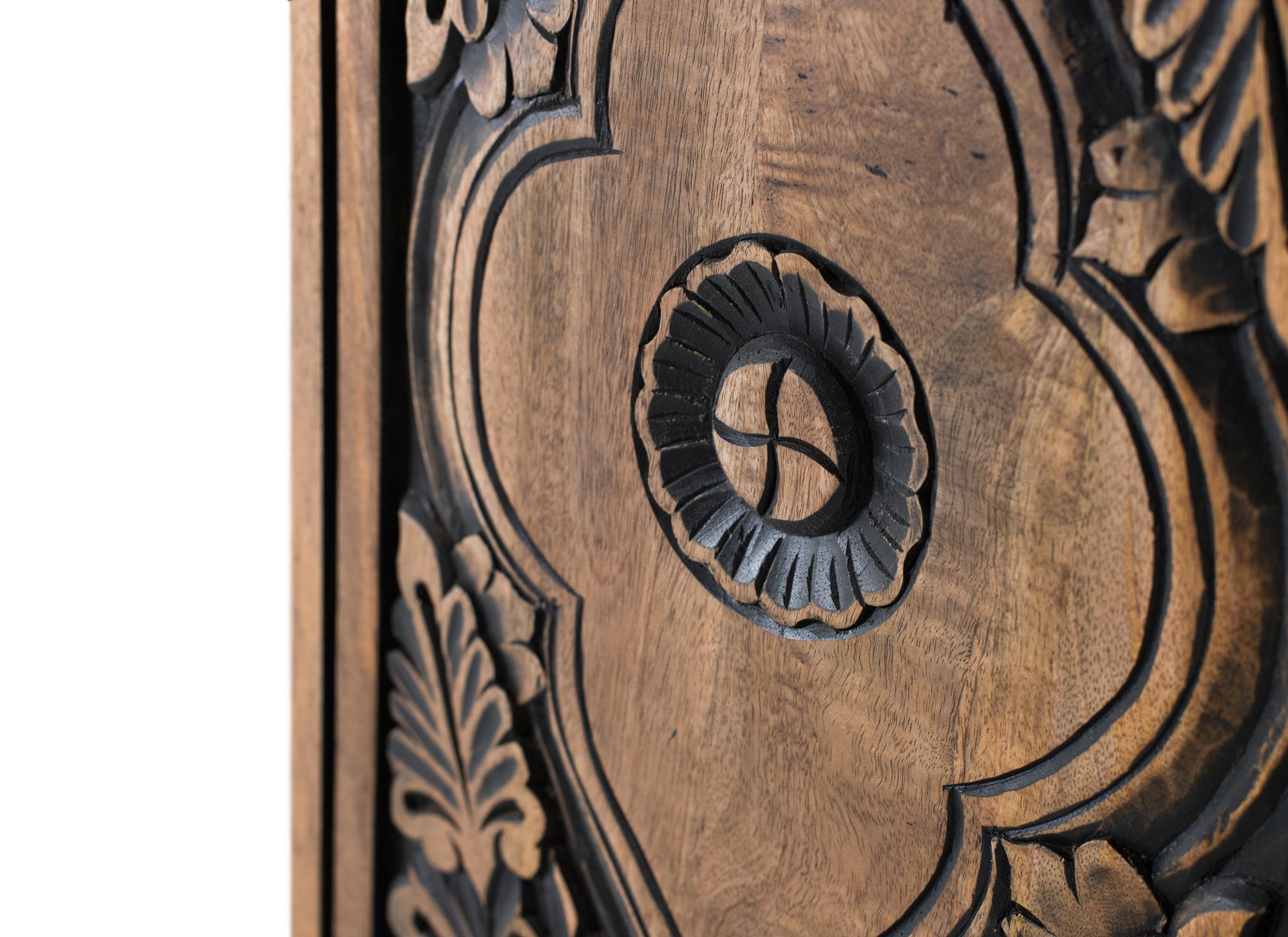 Credenza alta in legno di mango e dettagli dipinti a mano