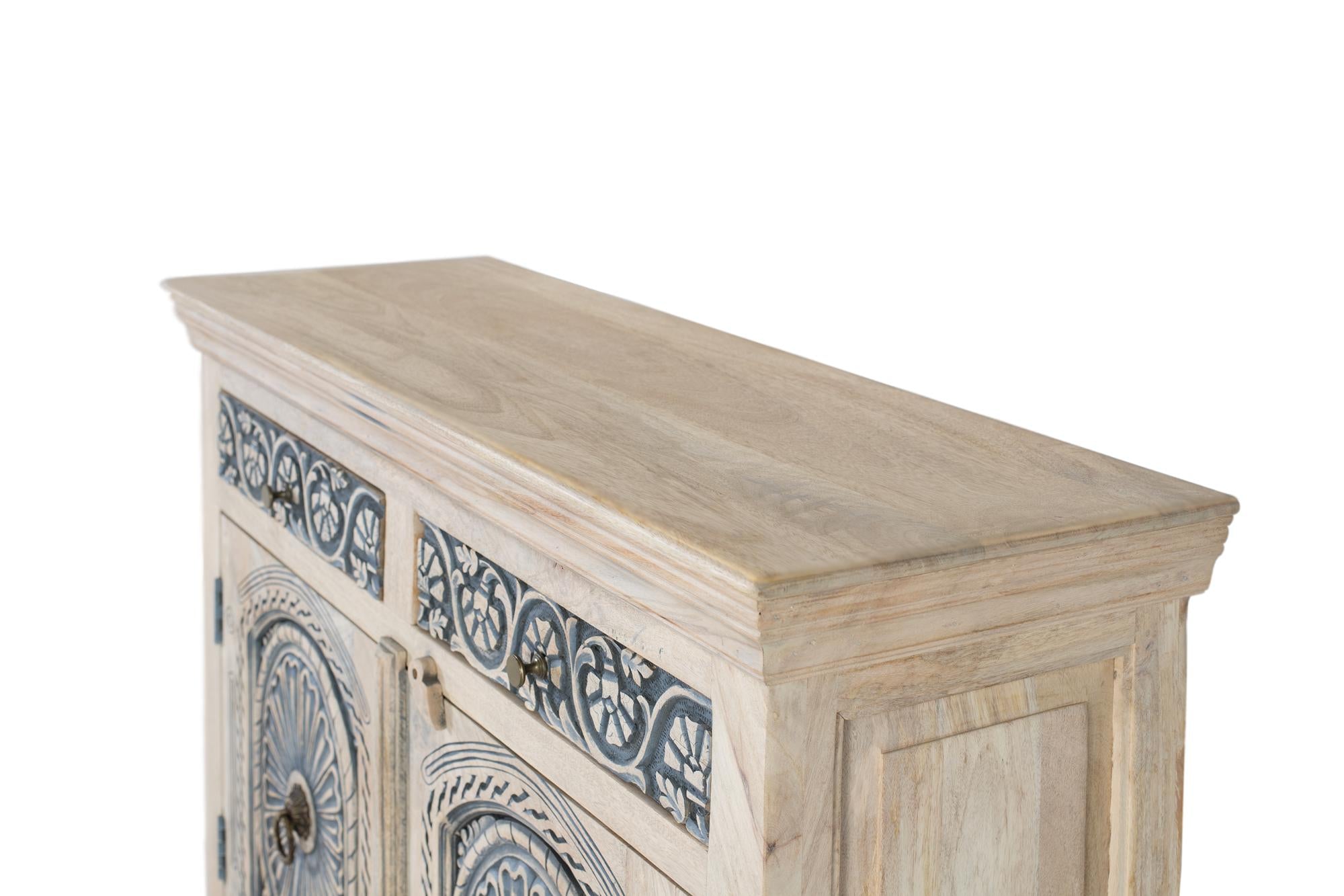 Credenza intagliata a mano con due cassetti e due ante